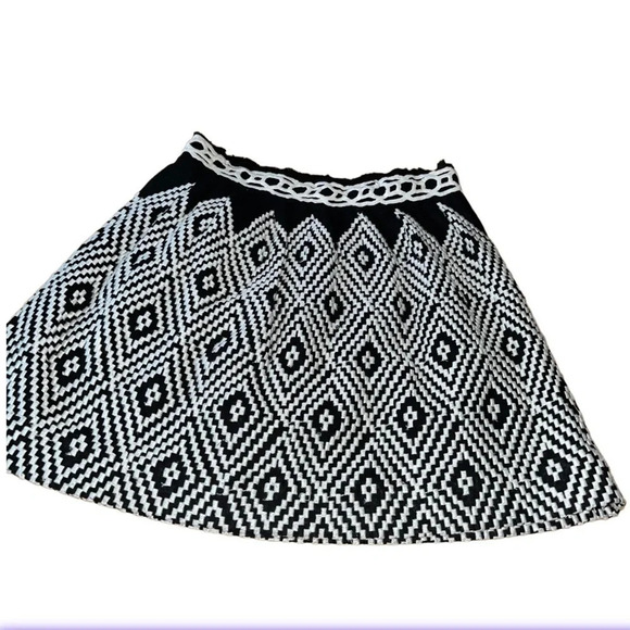 Free People black and white woven mini skirt, size 0. - Picture 1 of 6